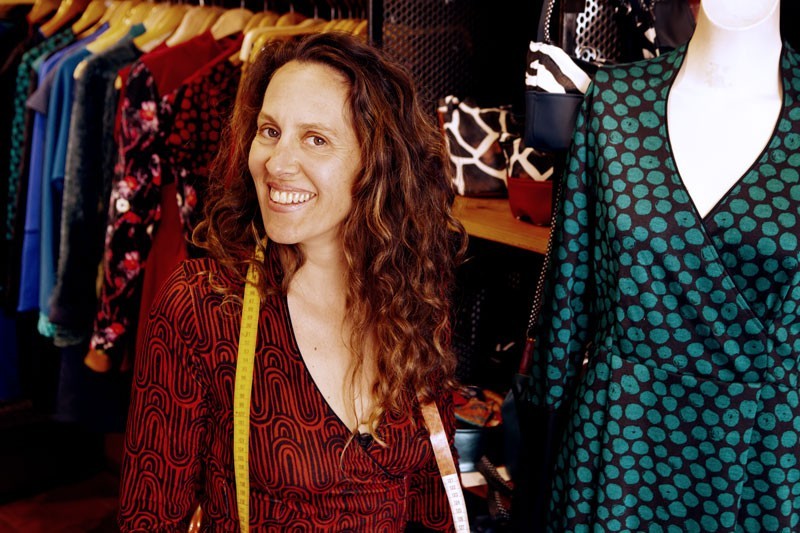 Oriane Créatrice de vêtements à Toulouse dans son atelier